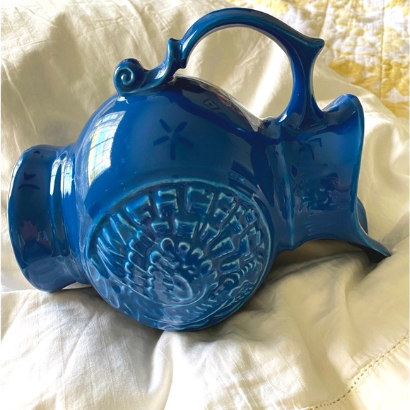 Vintage McCoy Raised Turkey vase/pitcher 1968. Beautiful blue. Tiny chip on top. - Picture 9 of 15